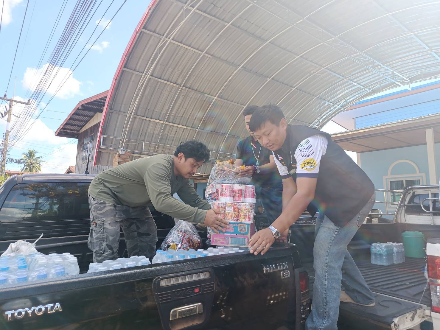 สพอ.น้ำยืน ร่วมสนับสนุนสิ่งของและให้กำลังใจ ชุดรักษาความปลอดภัยหมู่บ้าน (ชรบ.) ผู้พิทักษ์แนวหลัง