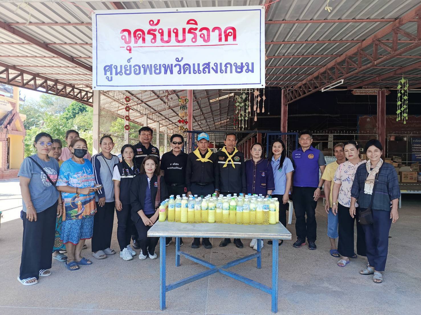 สำนักงานพัฒนาชุมชนอำเภอน้ำยืน ร่วมสาธิตการทำน้ำยาล้างจาน เสริมทักษะอาชีพผู้อพยพจากภัยความไม่สงบพื้นที่ชายแดน